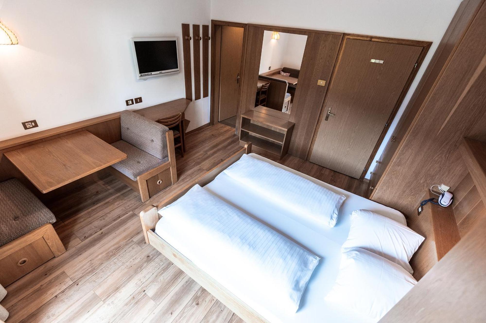 Hotel Zum Loewen - Al Leone เมลตินา ภายนอก รูปภาพ