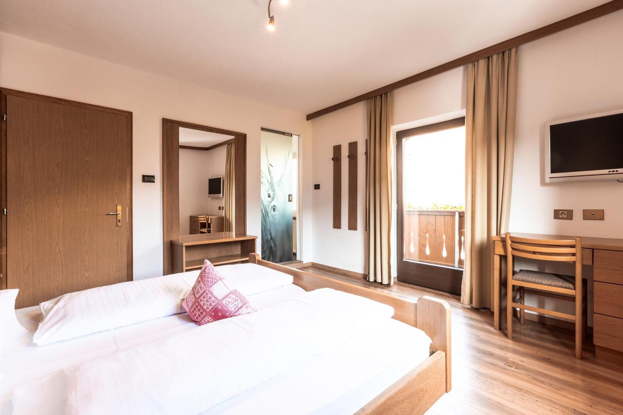 Hotel Zum Loewen - Al Leone เมลตินา ภายนอก รูปภาพ